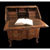 Bureau dit « Scriban » de style Louis XV en bois fruitier ouvrant par un abattant découvrant quatre tiroirs et trois niches. | Biron 