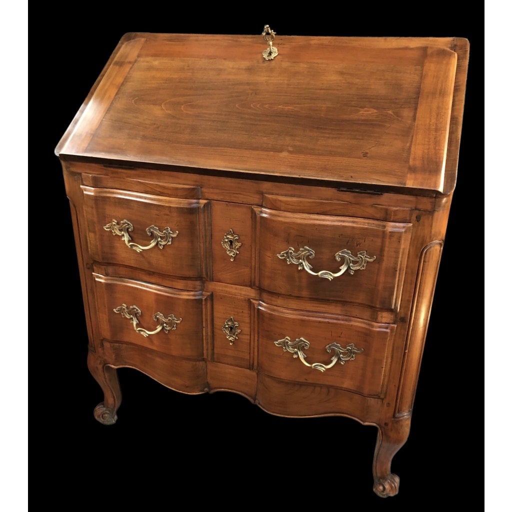 Bureau dit « Scriban » de style Louis XV en bois fruitier ouvrant par un abattant découvrant quatre tiroirs et trois niches. | Biron 