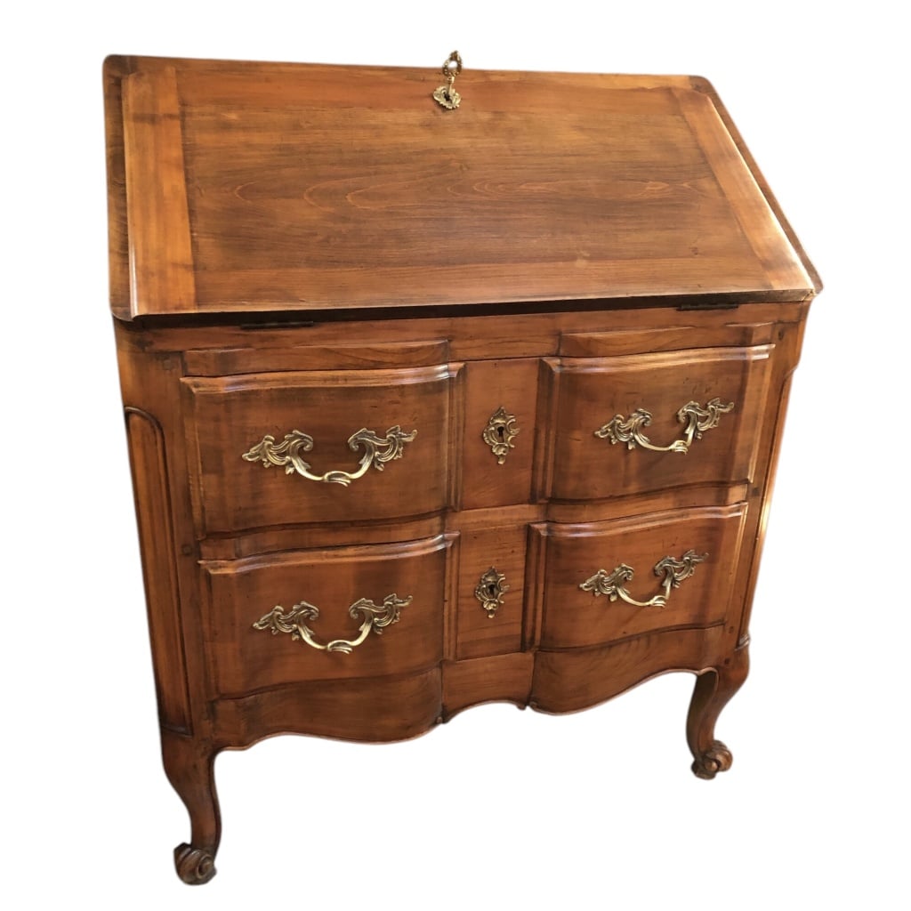 Bureau dit « Scriban » de style Louis XV en bois fruitier ouvrant par un abattant découvrant quatre tiroirs et trois niches. | Biron 