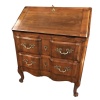 Bureau dit « Scriban » de style Louis XV en bois fruitier ouvrant par un abattant découvrant quatre tiroirs et trois niches. | Biron 