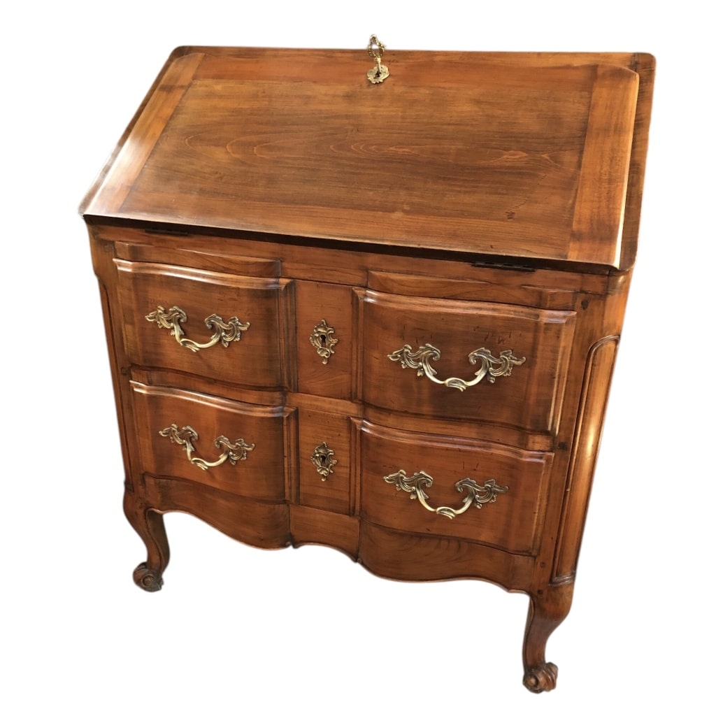 Bureau dit « Scriban » de style Louis XV en bois fruitier ouvrant par un abattant découvrant quatre tiroirs et trois niches. | Biron 