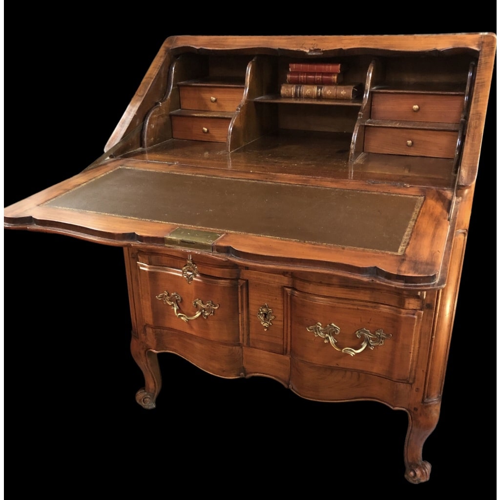 Bureau dit « Scriban » de style Louis XV en bois fruitier ouvrant par un abattant découvrant quatre tiroirs et trois niches. | Biron 