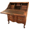 Bureau dit « Scriban » de style Louis XV en bois fruitier ouvrant par un abattant découvrant quatre tiroirs et trois niches. | Biron 