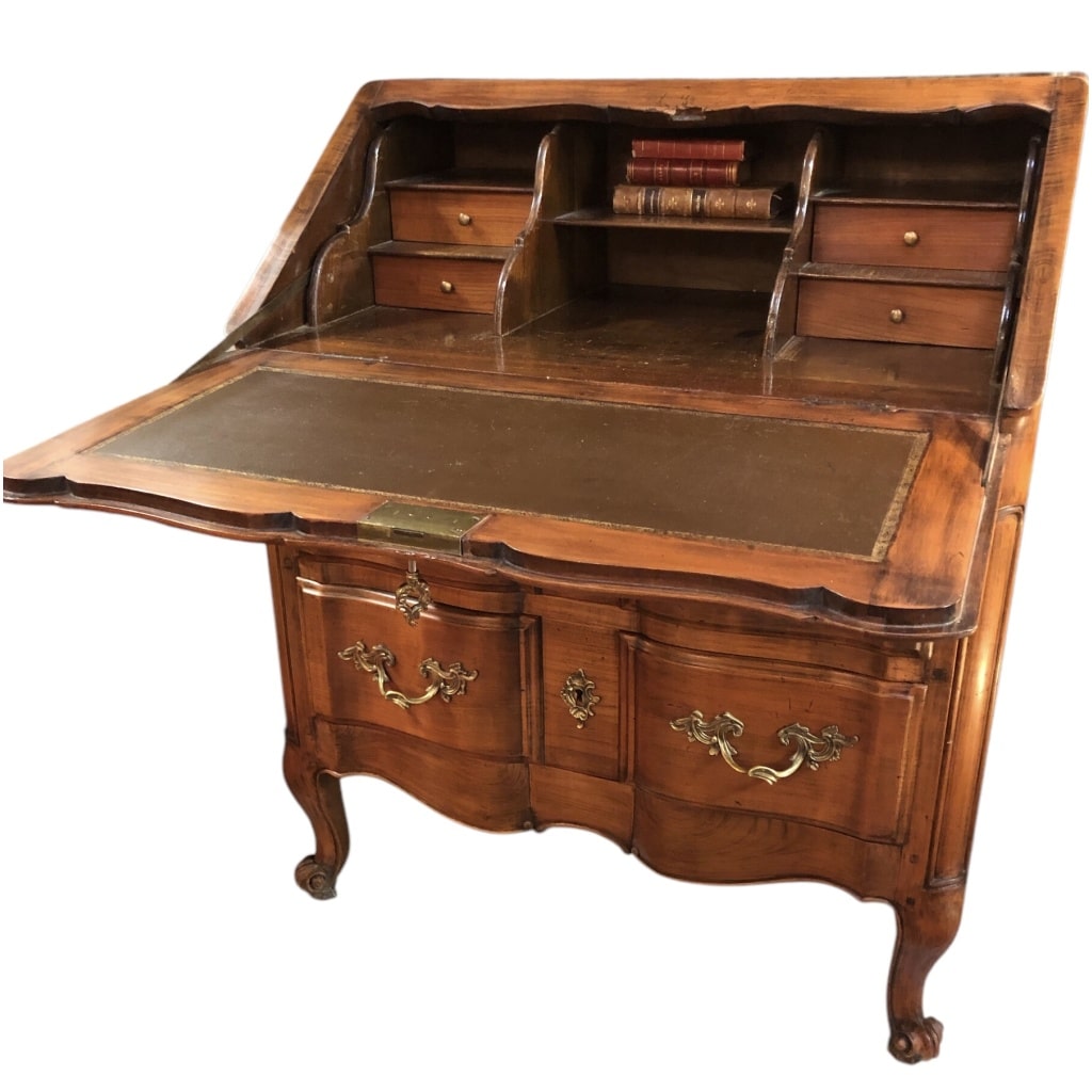 Bureau dit « Scriban » de style Louis XV en bois fruitier ouvrant par un abattant découvrant quatre tiroirs et trois niches. | Biron 