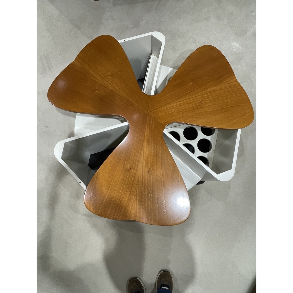 Table basse – bar en forme de trèfle en noyer et laque blanche | Biron 