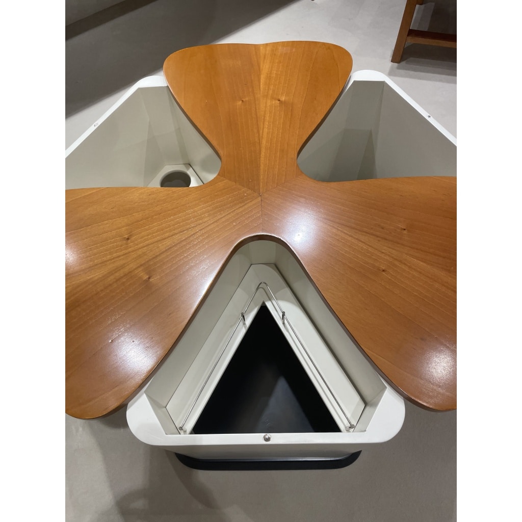 Table basse – bar en forme de trèfle en noyer et laque blanche | Biron 