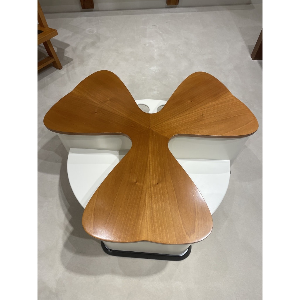 Table basse – bar en forme de trèfle en noyer et laque blanche | Biron 
