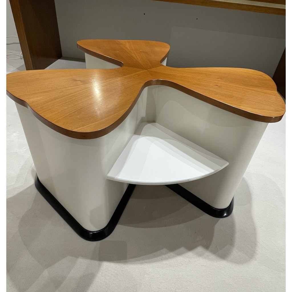 Table basse – bar en forme de trèfle en noyer et laque blanche | Biron 