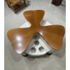 Table basse – bar en forme de trèfle en noyer et laque blanche | Biron 