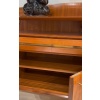 Enfilade suspendue en noyer et laiton | Biron 