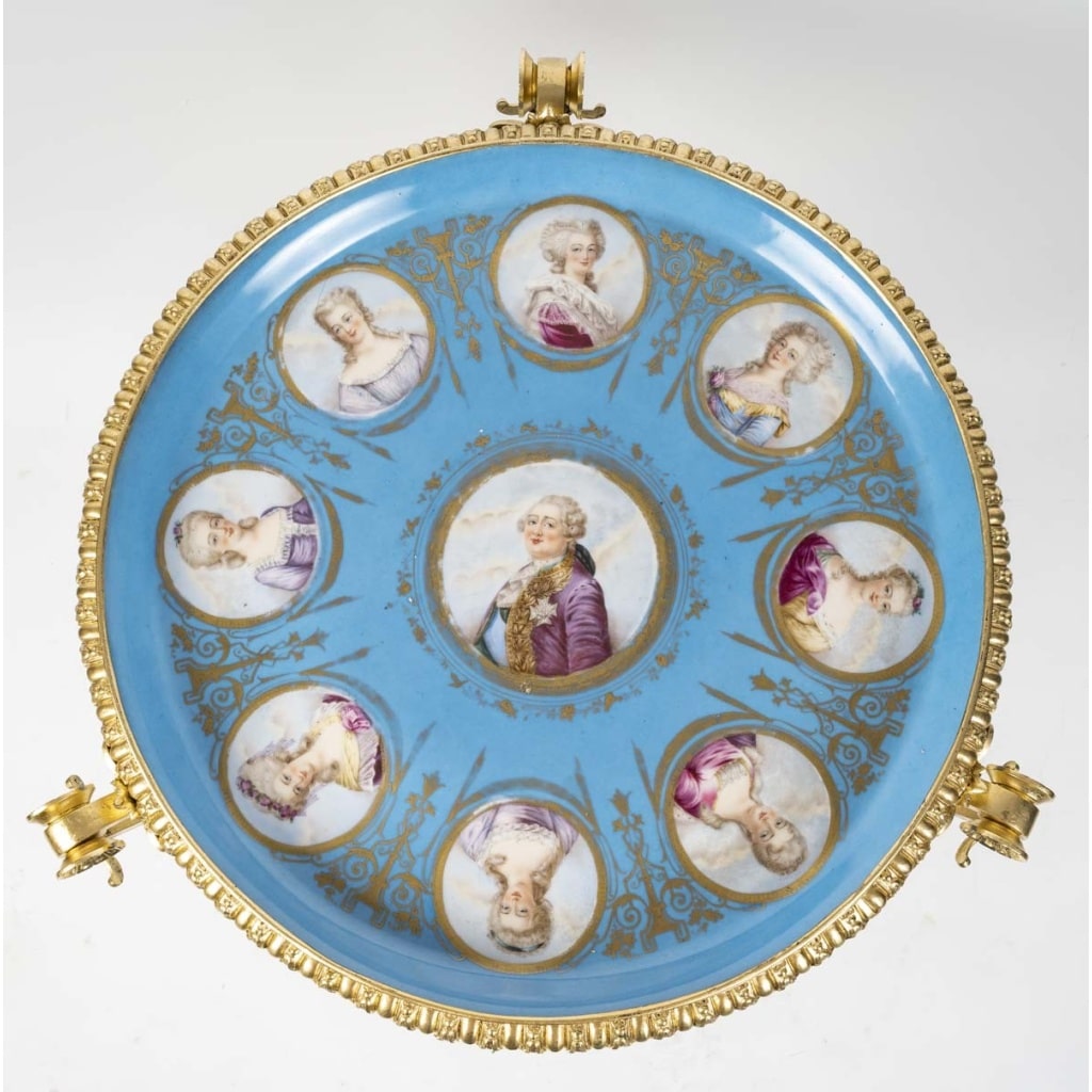Guéridon En Bronze Doré Et Porcelaine De Sèvres, Style Louis XVI | Biron 