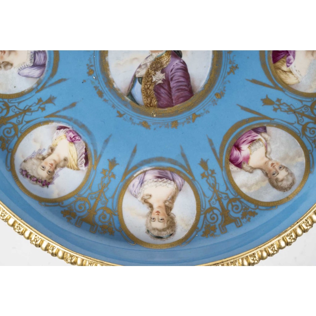 Guéridon En Bronze Doré Et Porcelaine De Sèvres, Style Louis XVI | Biron 