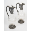 Paire De Carafes En Cristal Gravé Et Une Monture En Métal Argenté. | Biron 