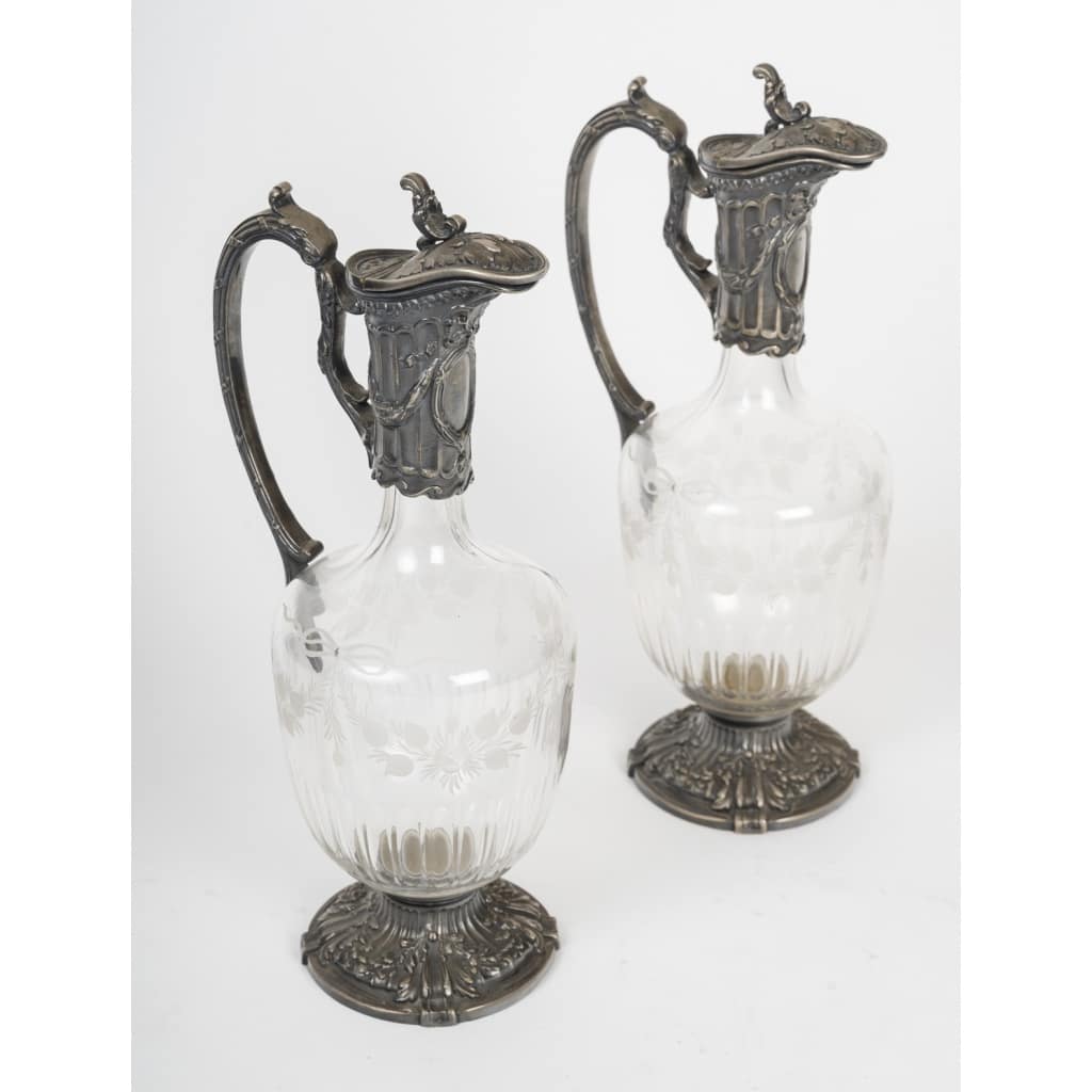 Paire De Carafes En Cristal Gravé Et Une Monture En Métal Argenté. | Biron 