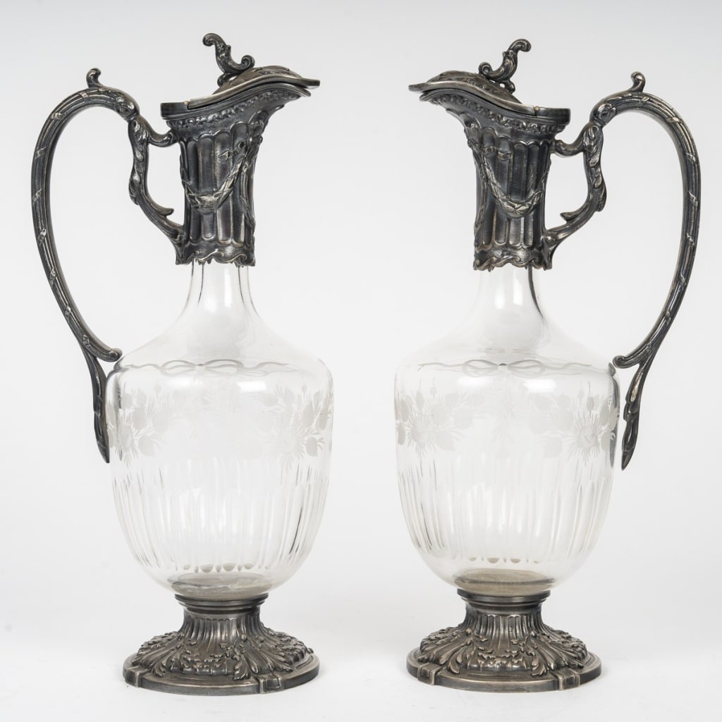 Paire De Carafes En Cristal Gravé Et Une Monture En Métal Argenté. | Biron 