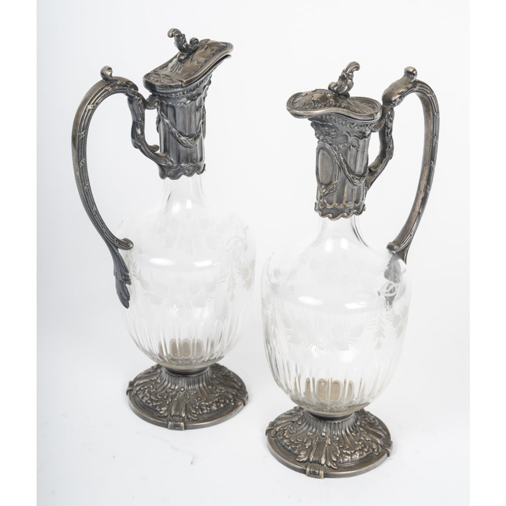 Paire De Carafes En Cristal Gravé Et Une Monture En Métal Argenté. | Biron 