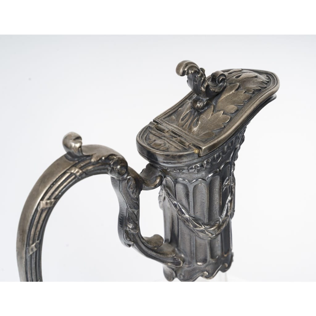 Paire De Carafes En Cristal Gravé Et Une Monture En Métal Argenté. | Biron 