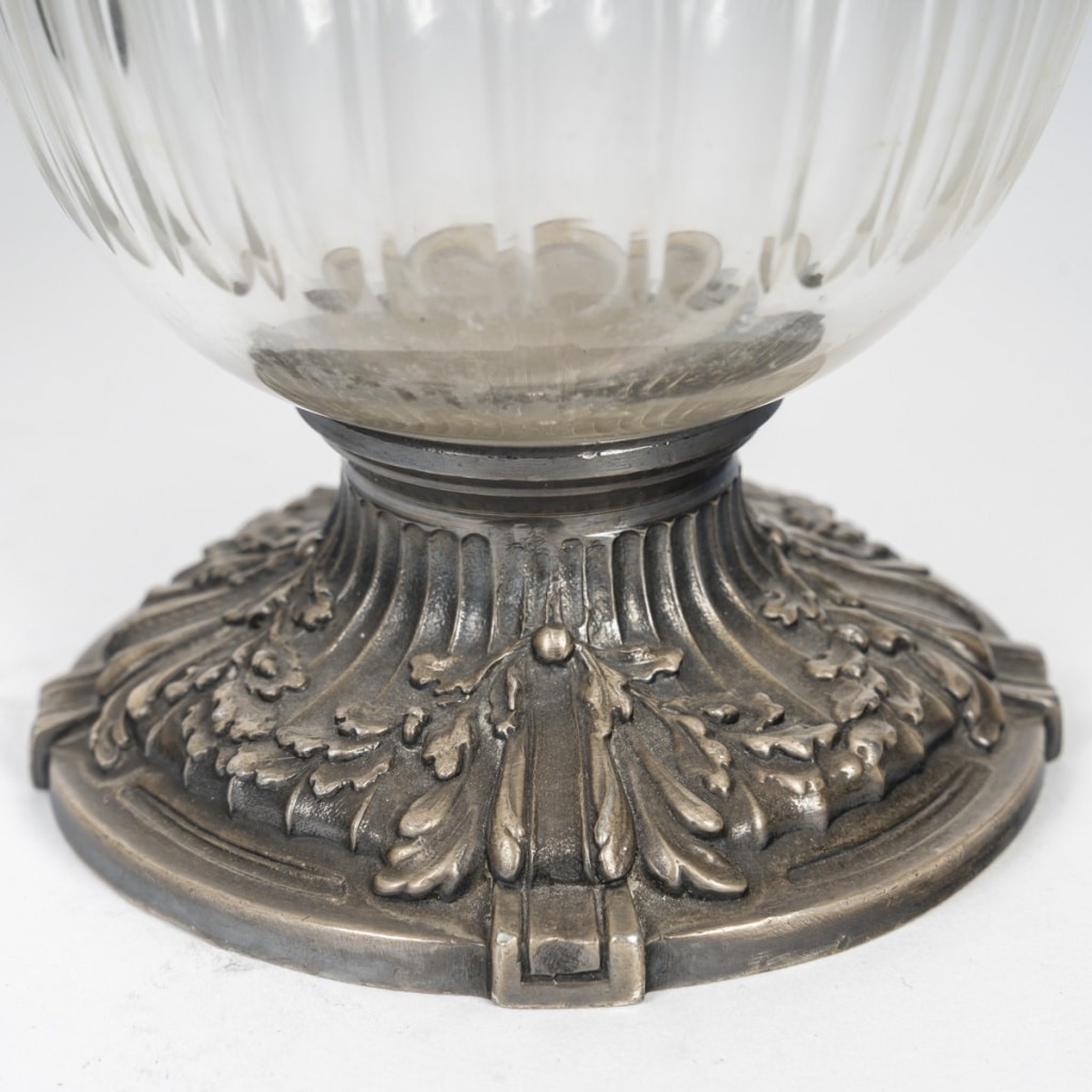 Paire De Carafes En Cristal Gravé Et Une Monture En Métal Argenté. | Biron 