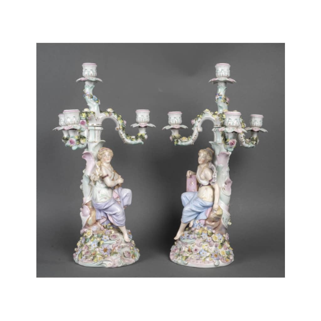 Paire De Candélabres En Porcelaine Dans Le Goût De Meissen, XIXème Siècle. | Biron 