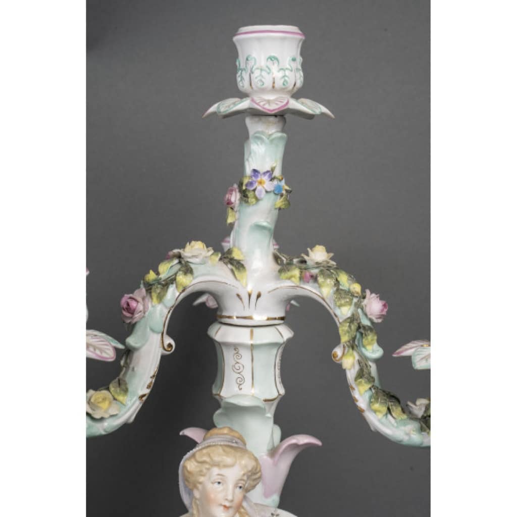 Paire De Candélabres En Porcelaine Dans Le Goût De Meissen, XIXème Siècle. | Biron 