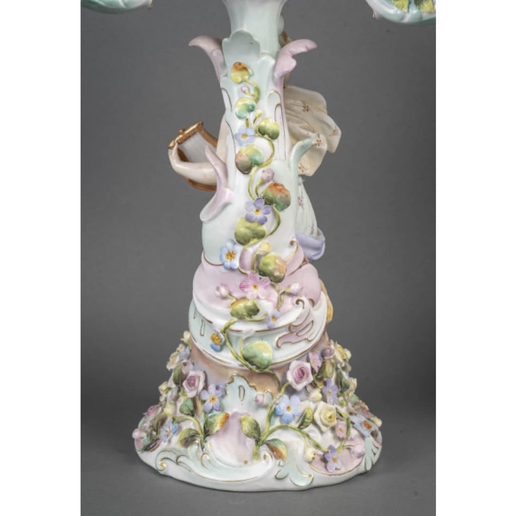Paire De Candélabres En Porcelaine Dans Le Goût De Meissen, XIXème Siècle. | Biron 