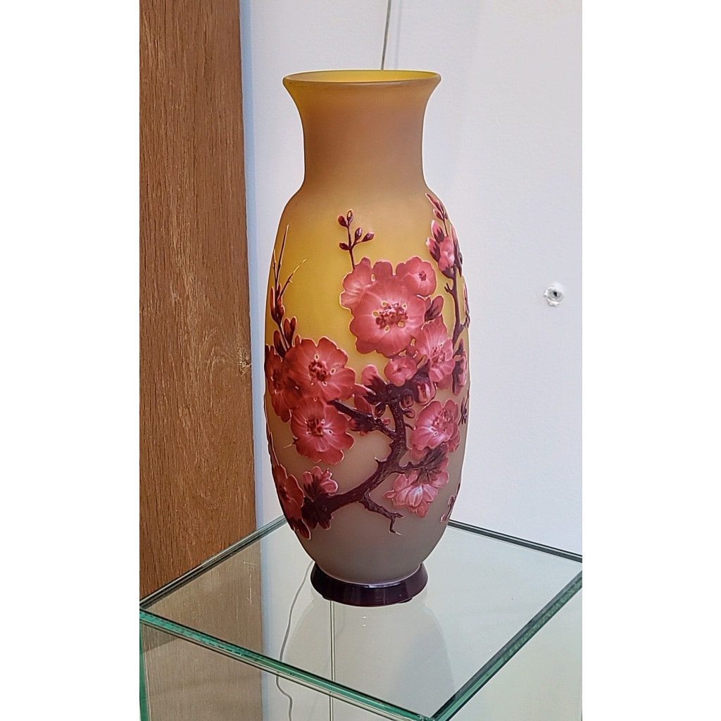 Émile Gallé (1846-1904) « Fleurs de Pommier » Vase en verre soufflé-moulé circa 1905 | Biron 