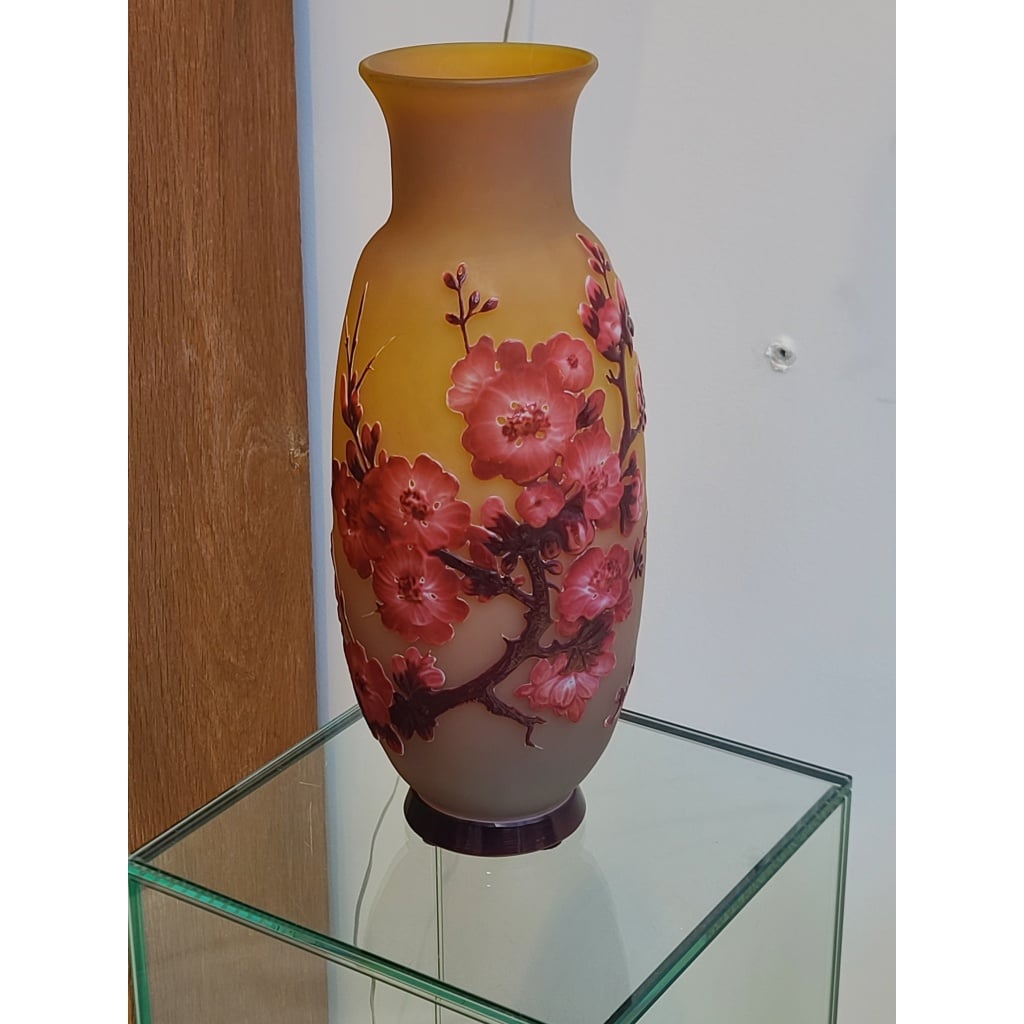 Émile Gallé (1846-1904) « Fleurs de Pommier » Vase en verre soufflé-moulé circa 1905 | Biron 
