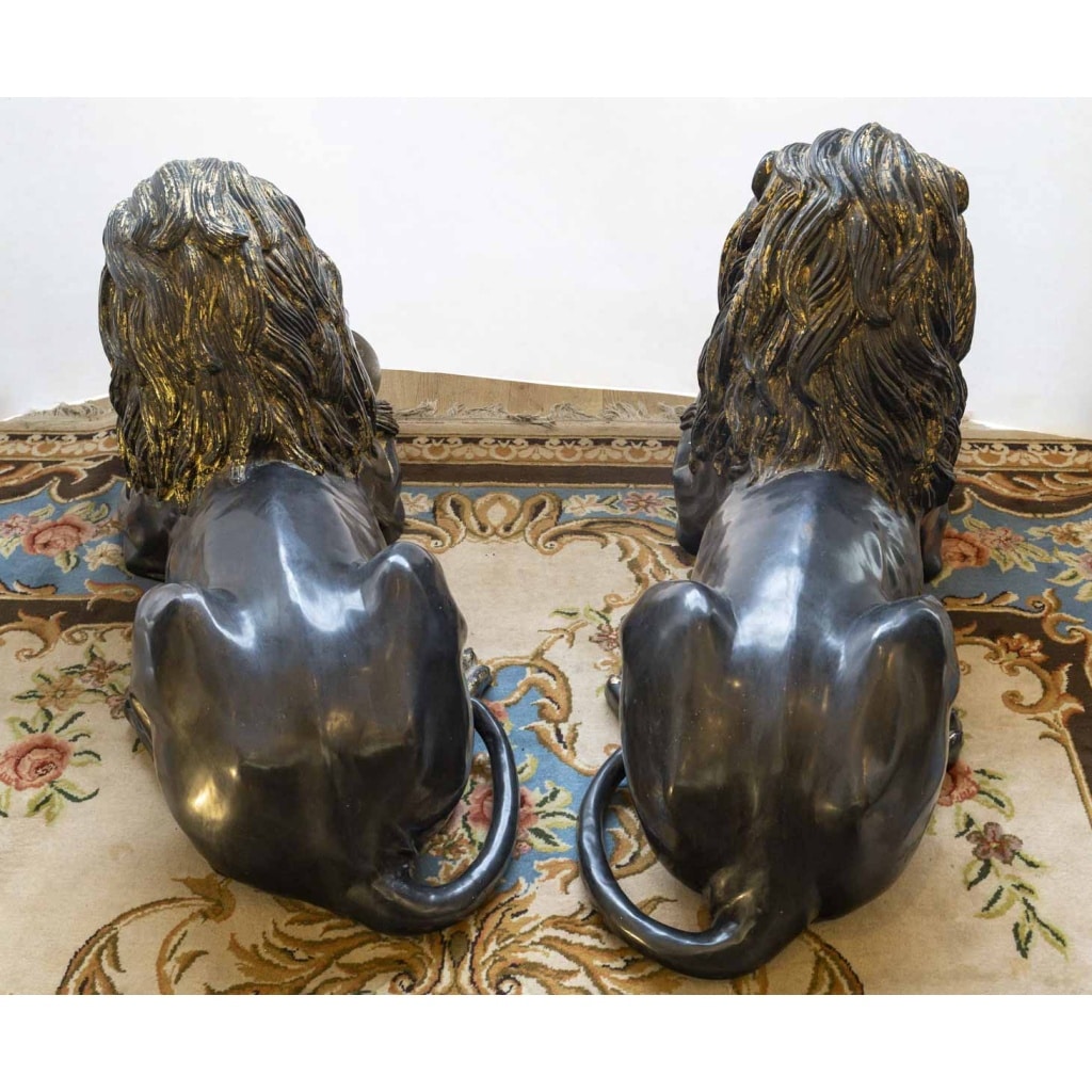 Paire de lions en bronze patine 