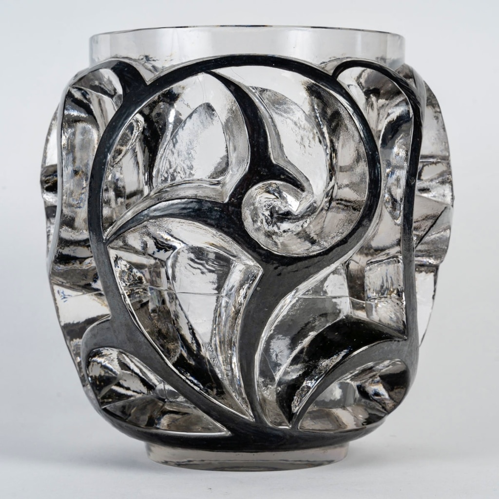 Vase « Tourbillons » verre blanc émaillé noir de René LALIQUE | Biron 