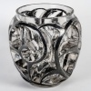 Vase « Tourbillons » verre blanc émaillé noir de René LALIQUE | Biron 