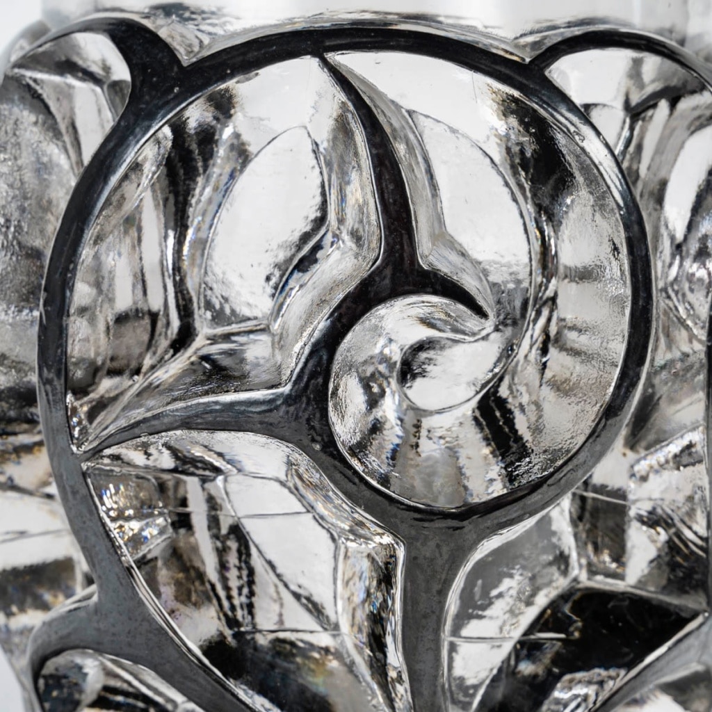 Vase « Tourbillons » verre blanc émaillé noir de René LALIQUE | Biron 