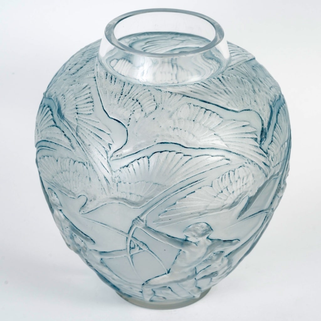 Vase « Archers » verre blanc patiné bleu de René LALIQUE | Biron 