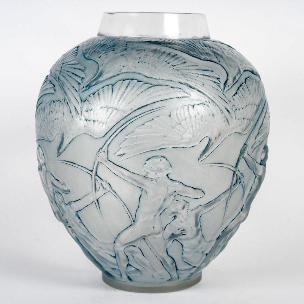 Vase « Archers » verre blanc patiné bleu de René LALIQUE | Biron 