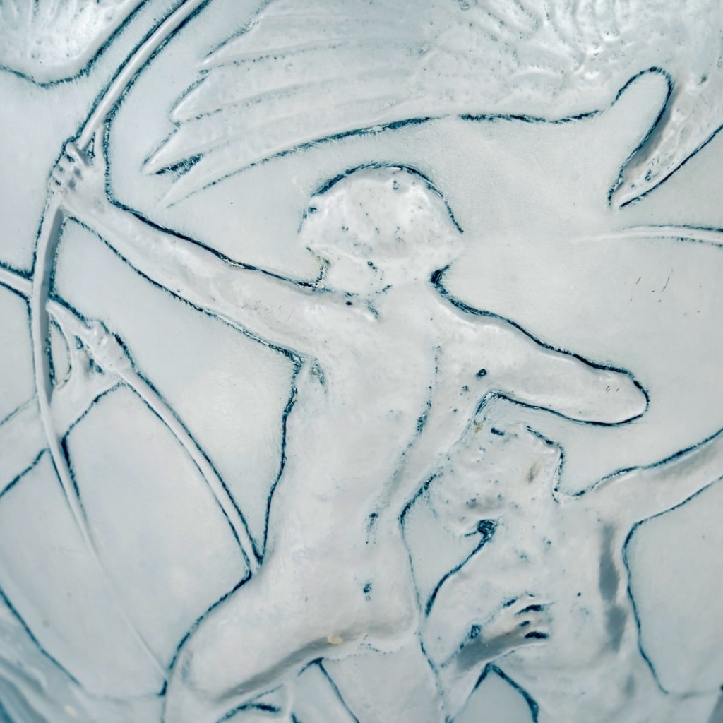 Vase « Archers » verre blanc patiné bleu de René LALIQUE | Biron 