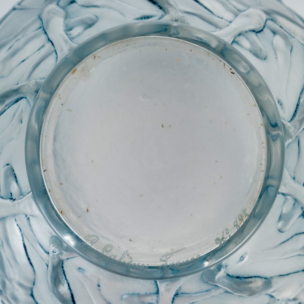 Vase « Archers » verre blanc patiné bleu de René LALIQUE | Biron 
