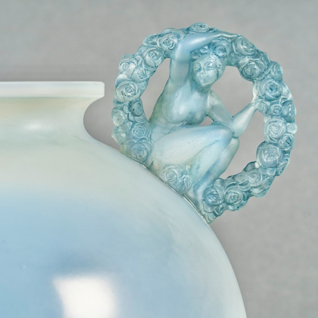 Vase "Ronsard" verre opalescent patiné bleu de René LALIQUE 