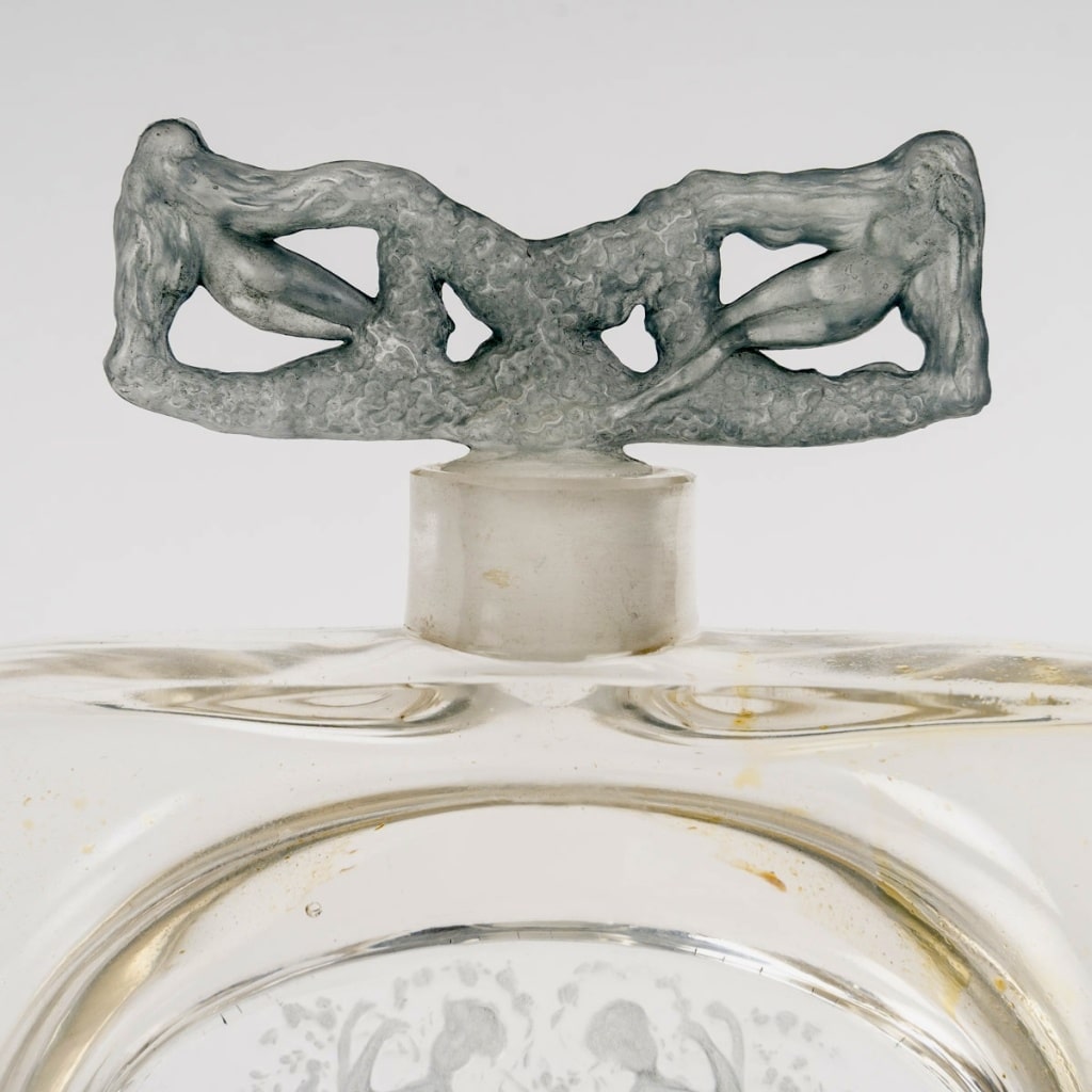 Flacon « Deux Figurines Bouchon Figurines » verre blanc patiné bleu de René LALIQUE | Biron 