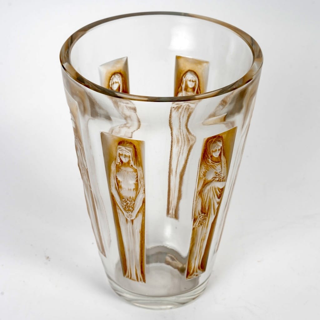 Vase "Gobelet Six Figurines" verre blanc patiné sépia de René LALIQUE 