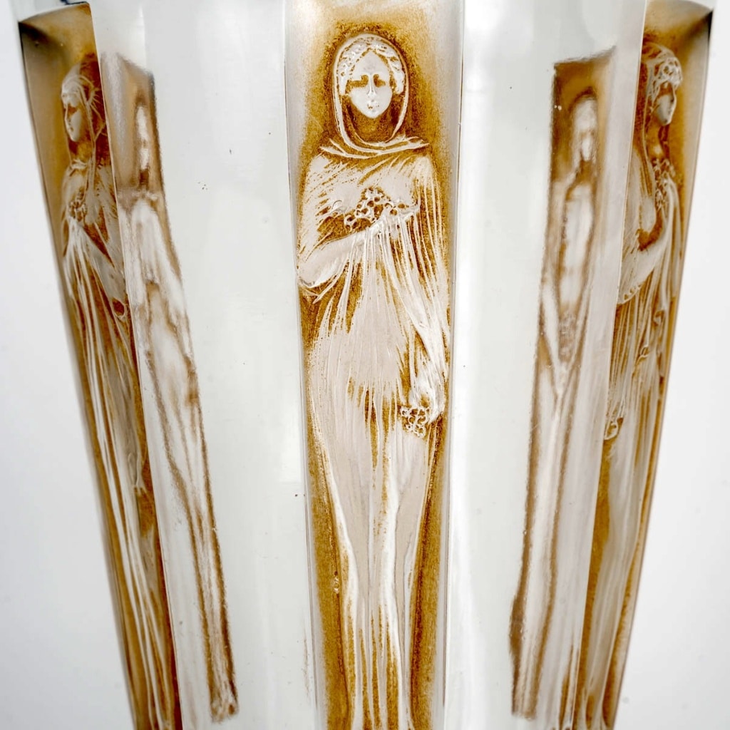Vase "Gobelet Six Figurines" verre blanc patiné sépia de René LALIQUE 