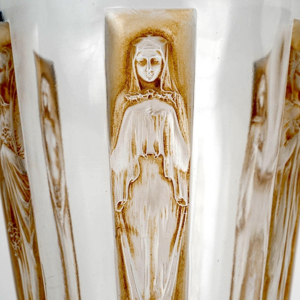 Vase "Gobelet Six Figurines" verre blanc patiné sépia de René LALIQUE 