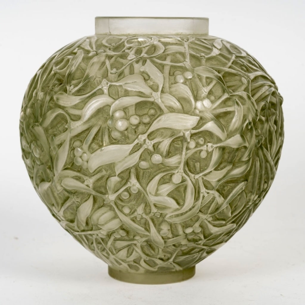 Vase "Gui" verre blanc patiné vert de René LALIQUE 