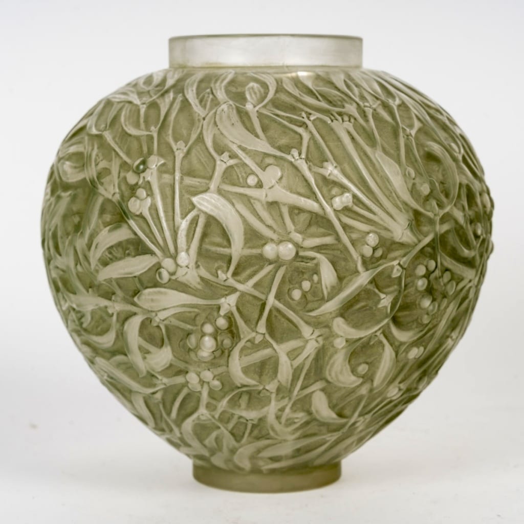 Vase "Gui" verre blanc patiné vert de René LALIQUE 