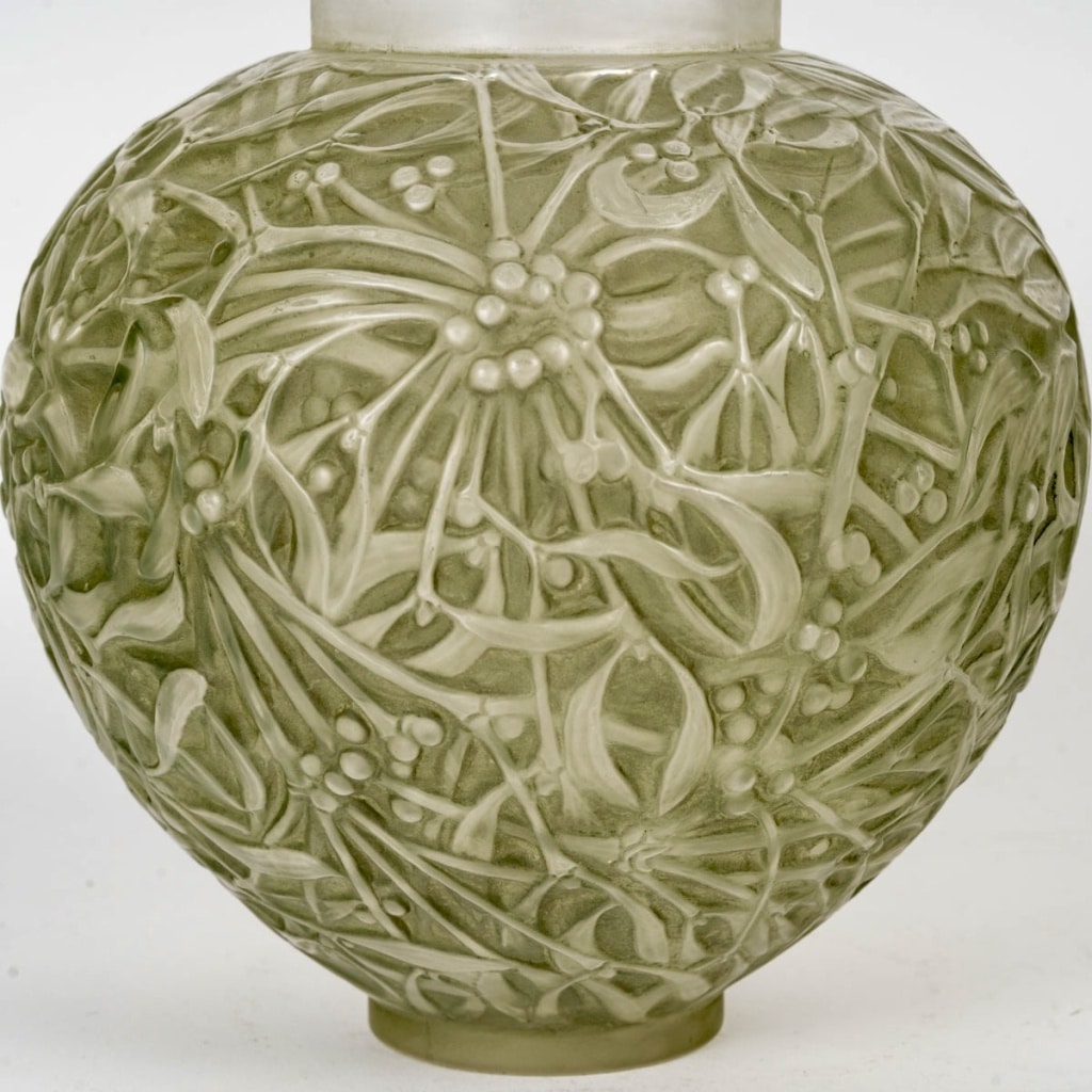 Vase "Gui" verre blanc patiné vert de René LALIQUE 