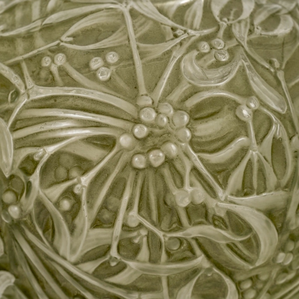Vase "Gui" verre blanc patiné vert de René LALIQUE 