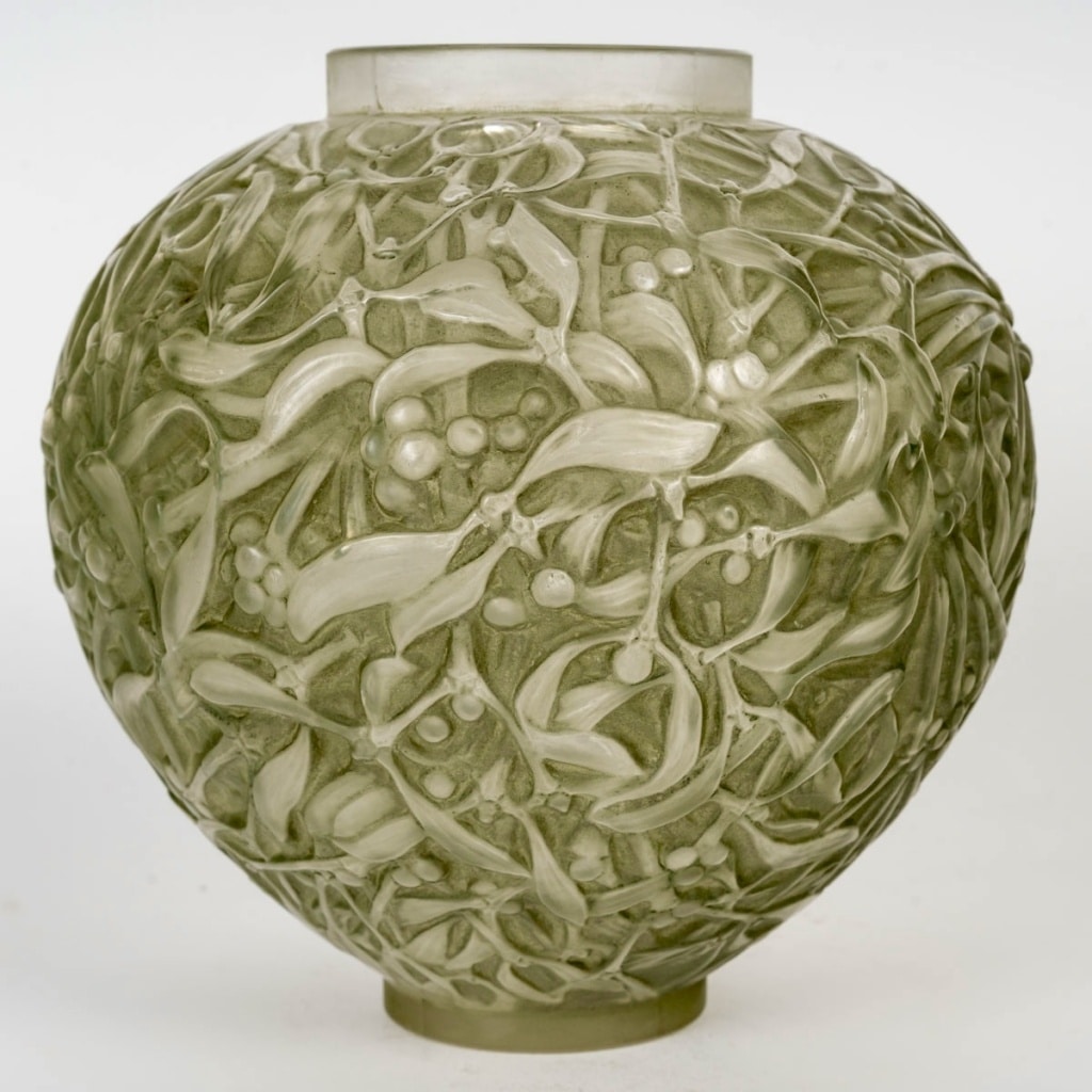 Vase "Gui" verre blanc patiné vert de René LALIQUE 