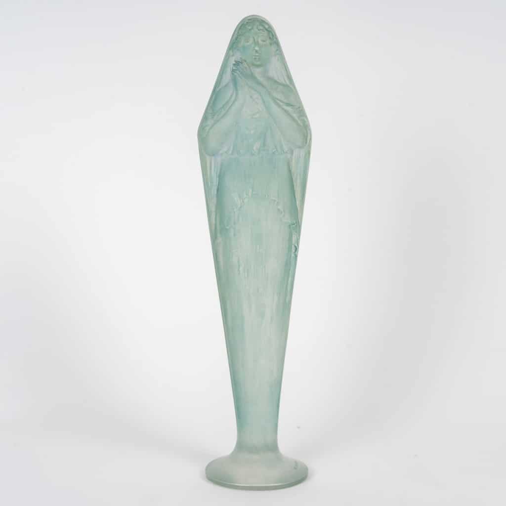Statuette « Voilée Mains Jointes » verre blanc patiné bleu de René LALIQUE | Biron 