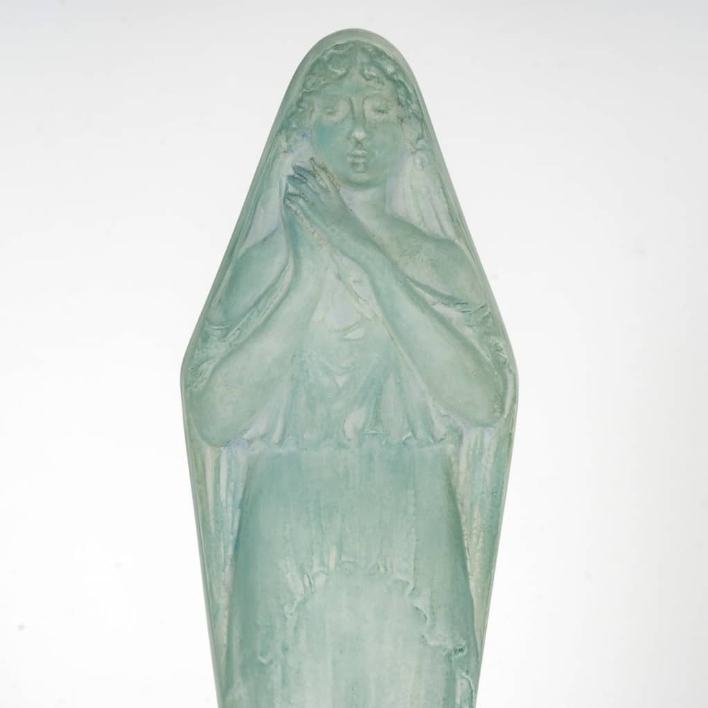 Statuette « Voilée Mains Jointes » verre blanc patiné bleu de René LALIQUE | Biron 