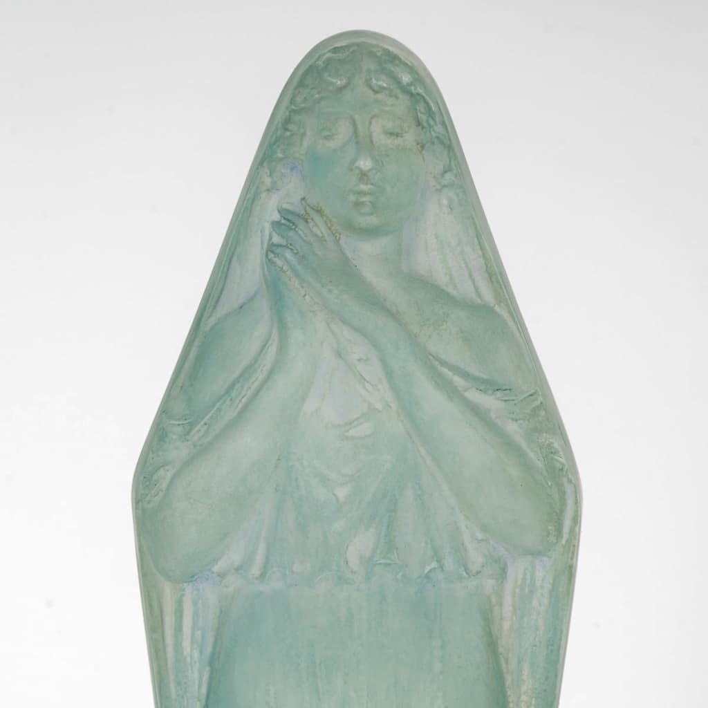 Statuette « Voilée Mains Jointes » verre blanc patiné bleu de René LALIQUE | Biron 