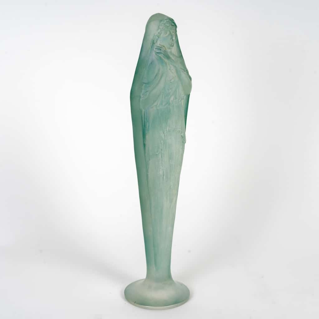 Statuette « Voilée Mains Jointes » verre blanc patiné bleu de René LALIQUE | Biron 