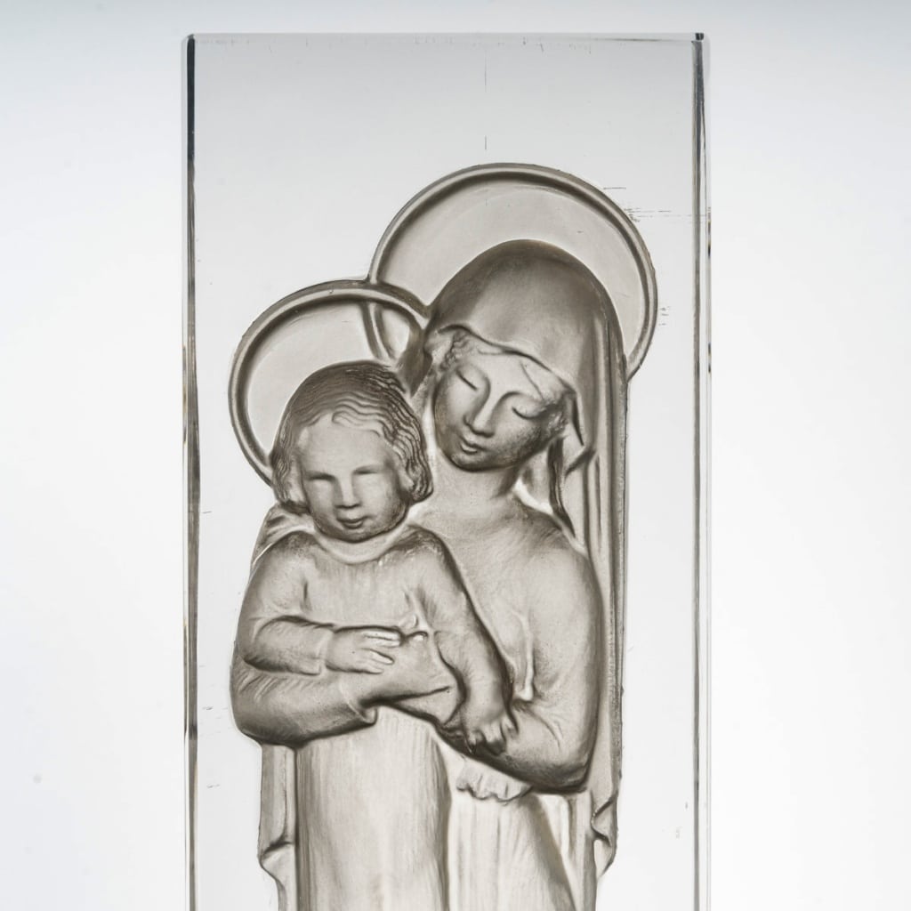Statuette « Vierge à l’Enfant » verre blanc patiné gris de René LALIQUE | Biron 